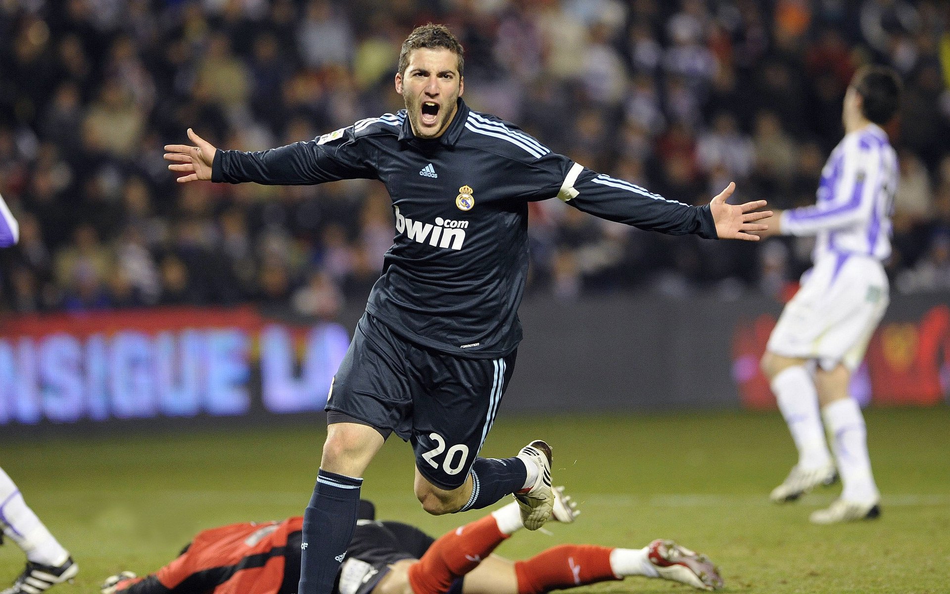 【大谷翔平闪耀赛场】双向球员大谷翔平助队取胜，大谷翔平很有钱吗